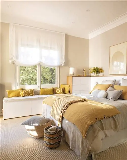 Спальня с нестандартным изголовьем и текстилем горчичного цвета 00535626