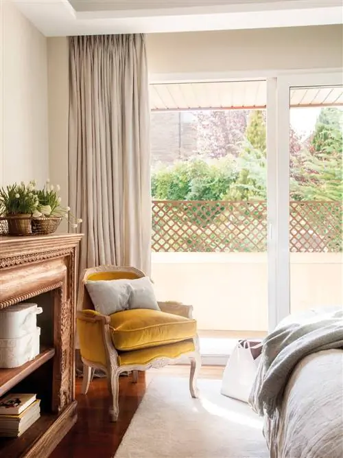 Спальня с классическим креслом, обитым горчичным бархатом 00505516