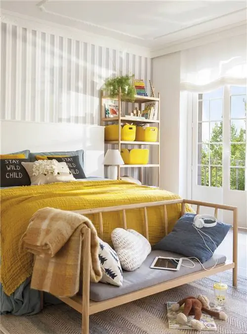 Молодежная спальня с полосатыми обоями и горчичным постельным бельем 00506988