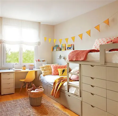 Детская комната с двухъярусными кроватями и гирляндой из горчичных вымпелов 00404520