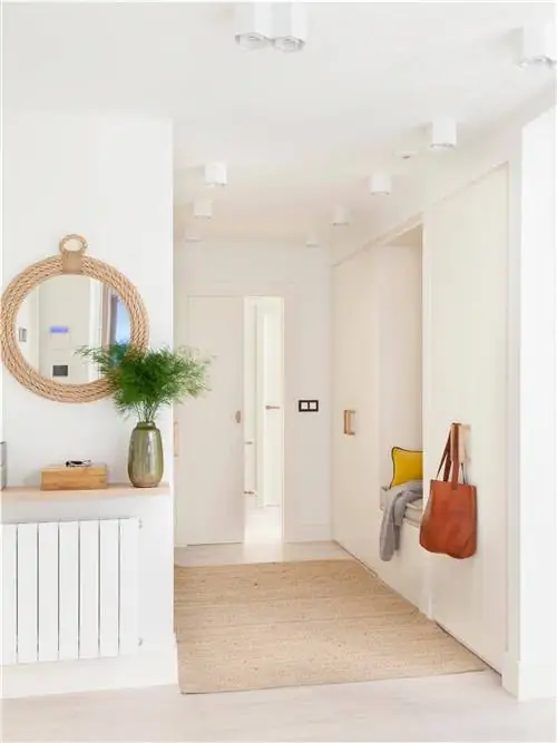 Украсьте маленькими круглыми зеркалами.