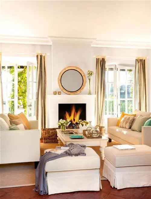 Украсьте маленькими круглыми зеркалами.