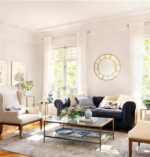 Украсьте маленькими круглыми зеркалами.