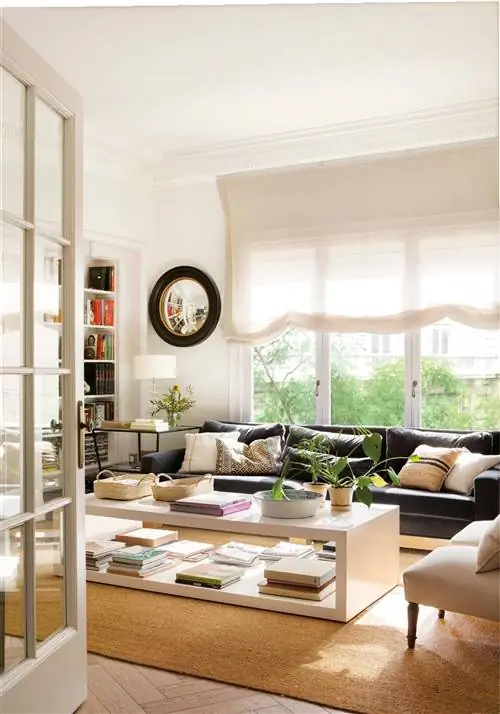 Украсьте маленькими круглыми зеркалами.