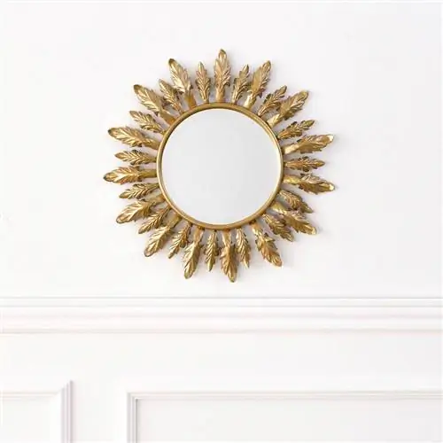 Украсьте маленькими круглыми зеркалами.