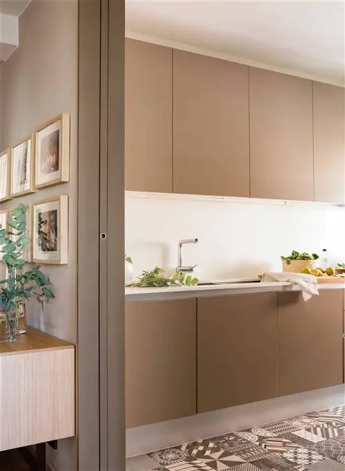 00493630 Кухня серо-коричневого цвета с гладкими фасадами шкафов