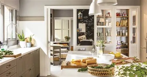 Дом с супер кухней, офисом, кладовой, прачечной и множеством кладовых (с планами)