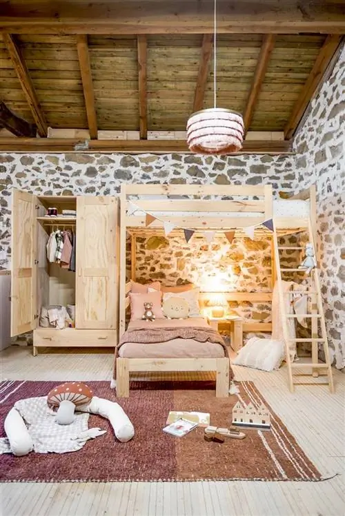 Спальня с деревянной двухъярусной кроватью и письменным столом от Muebles Lufe