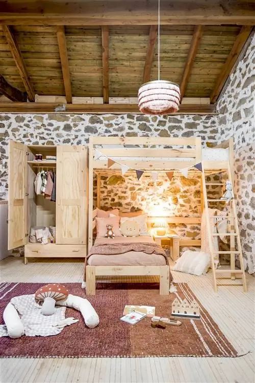Спальня с деревянной двухъярусной кроватью и письменным столом от Muebles Lufe