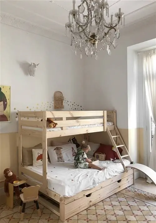 Спальня с двумя деревянными двухъярусными кроватями от Muebles LUFE