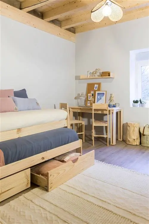 Спальня с деревянной кроватью и письменным столом от Muebles LUFE