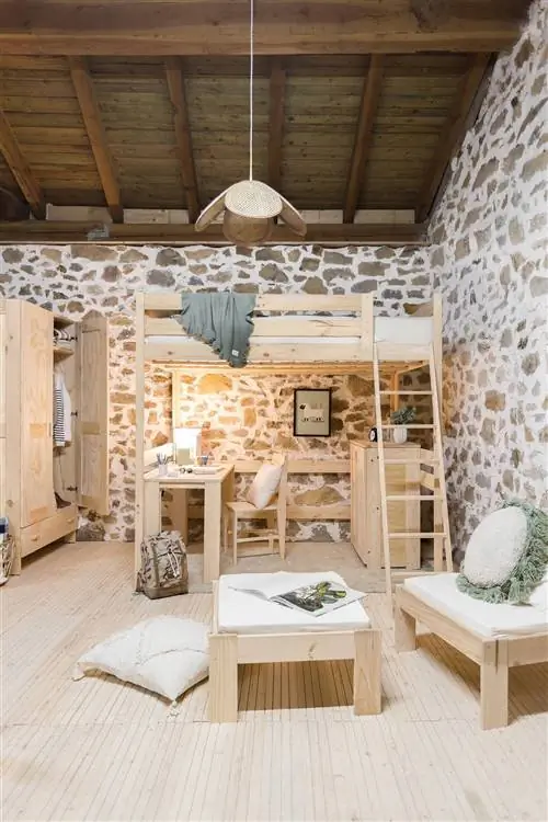 Спальня с деревянной двухъярусной кроватью и письменным столом от Muebles Lufe