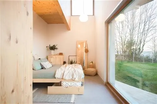 Спальня с деревянной кроватью от Muebles LUFE