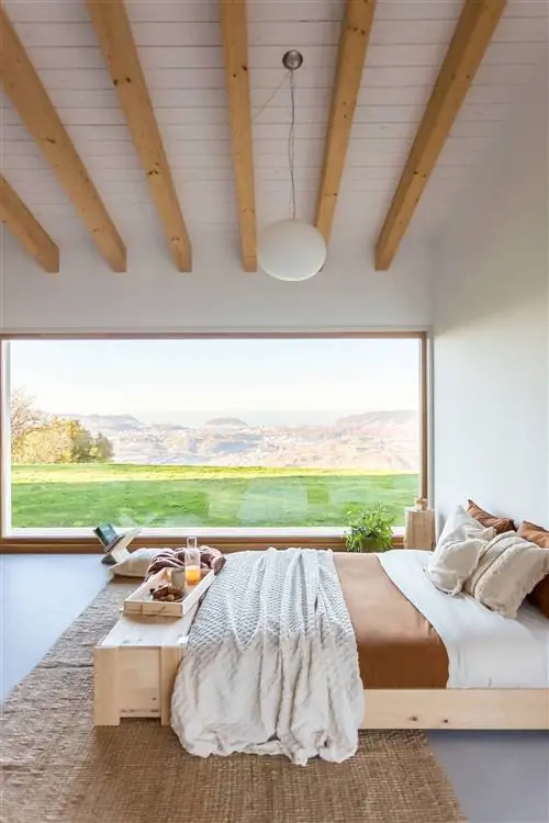 Спальня с деревянной кроватью от Muebles LUFE