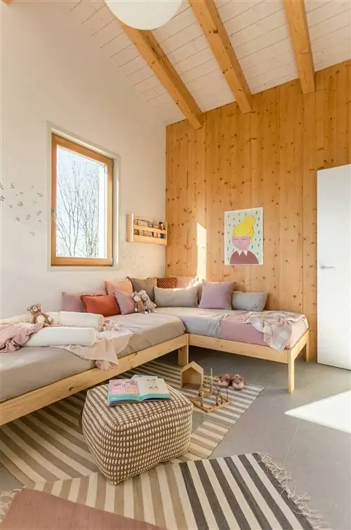 Детская спальня с двумя деревянными кроватями от Muebles LUFE
