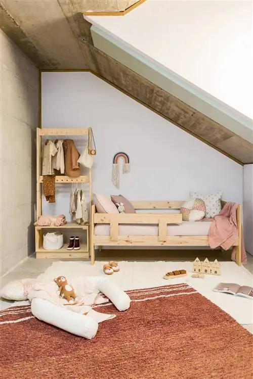 Спальня с деревянной кроватью от Muebles LUFE