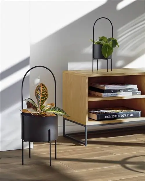 Mash Round Набор из 2 кашпо с черной металлической ручкой от Kave Home