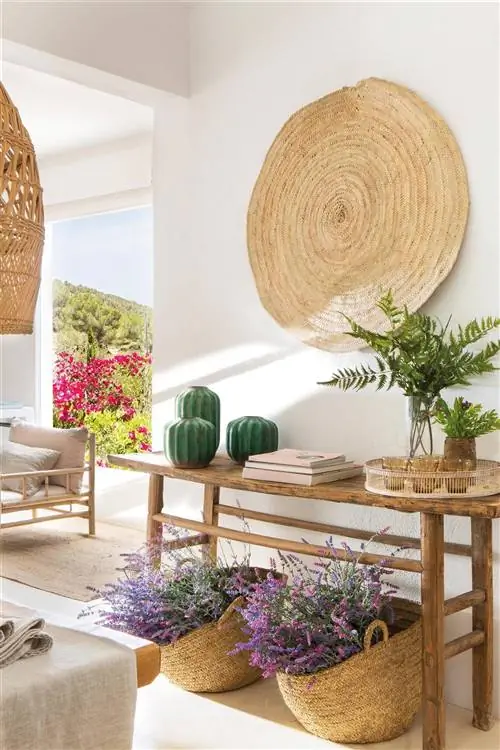 00508677 Холл с деревянной консолью и ковром на стене