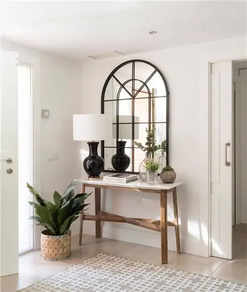 00513132 Настольная лампа с черной ножкой в прихожей