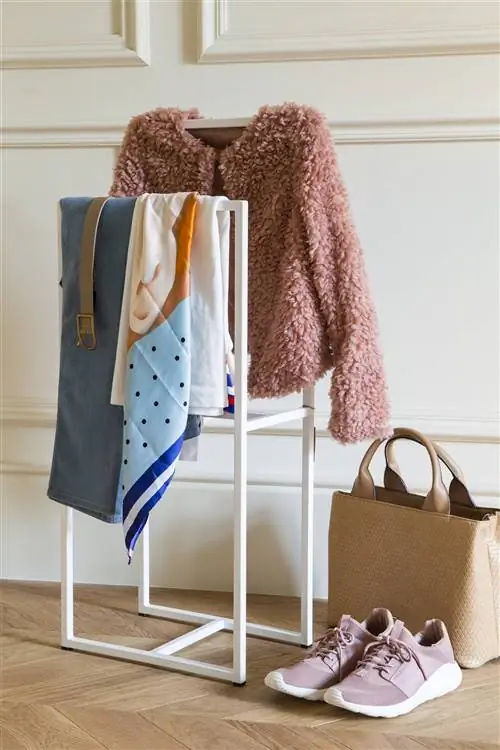 белый поклонник с одеждой 00503672