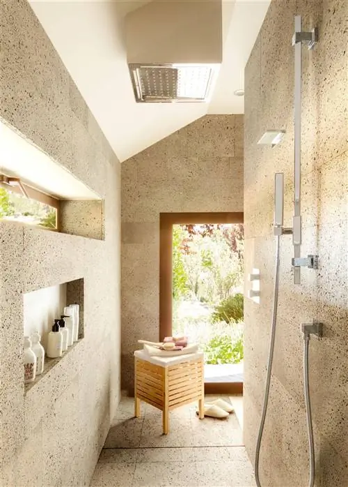 Большая душевая кабина с верхним душем и нишей для гелей