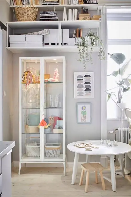 Украсьте полками из ИКЕА.