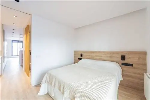 Спальня Мария Одена с деревянным изголовьем