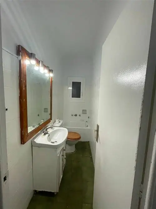 Мария Одена перед мини-ванной