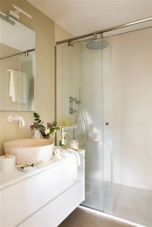 Ванная комната с белой раковиной и душем 00429284