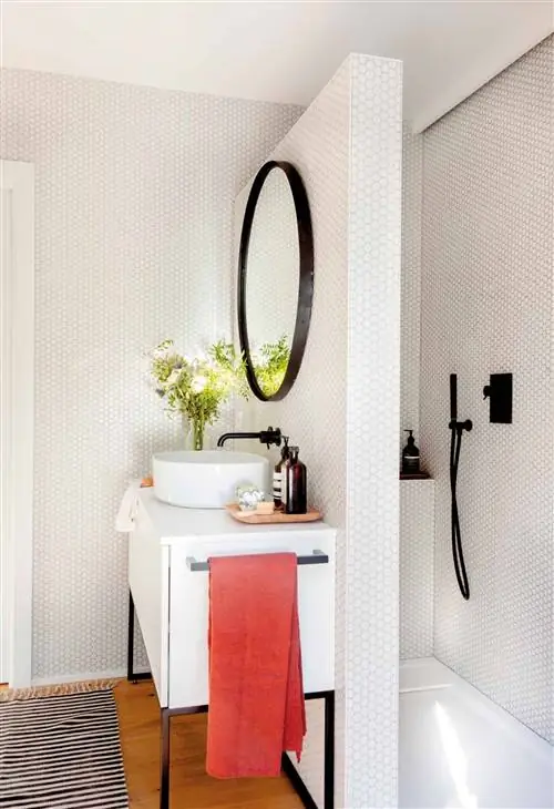 Современная ванная комната с душем за стеной 00502080