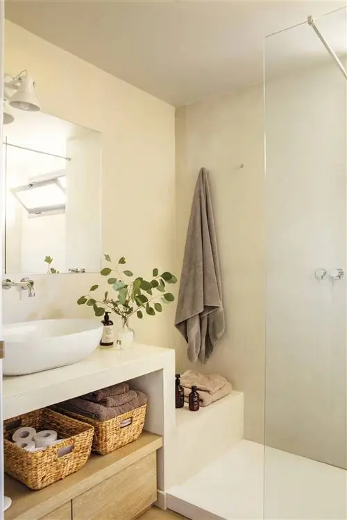 Небольшая ванная комната со стенами и мебелью из микроцемента 00534552