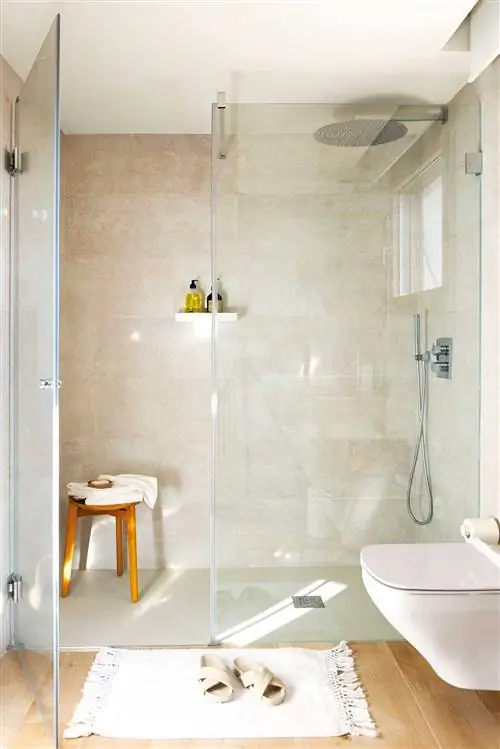 Ванная комната с душевой кабиной и стеклянной перегородкой 00530578