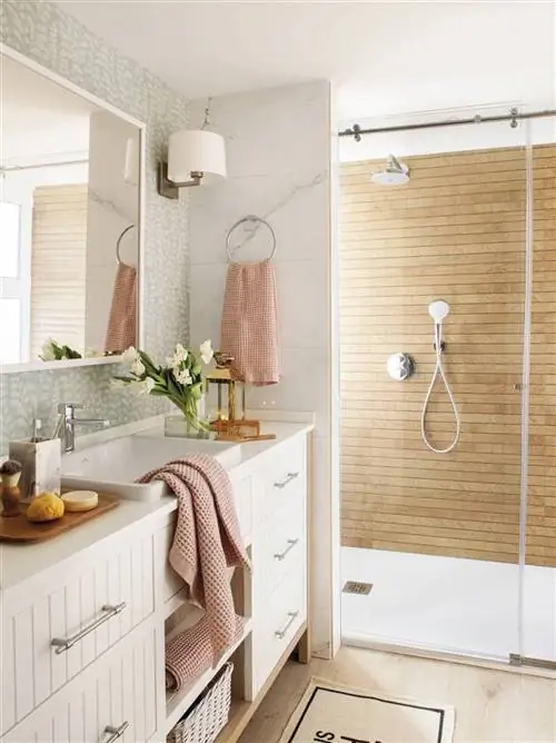 Ванная комната с душевым поддоном и деревянными панелями 00515125