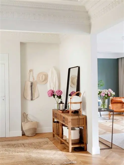 Как украсить зал, выходящий в гостиную.