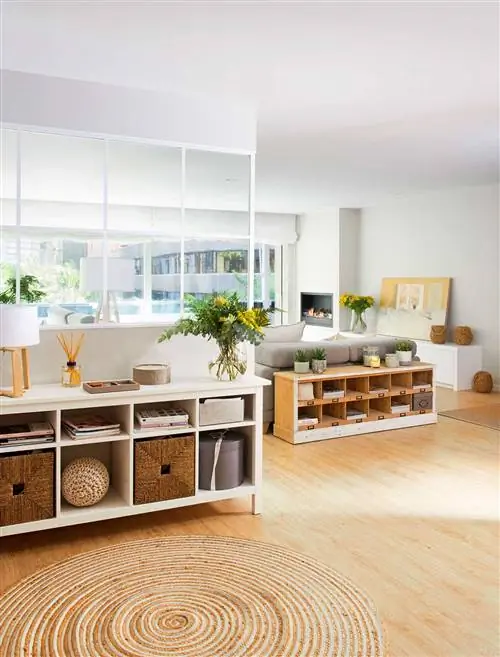 Как украсить зал, выходящий в гостиную.