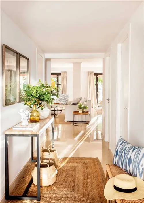 Как украсить зал, выходящий в гостиную.