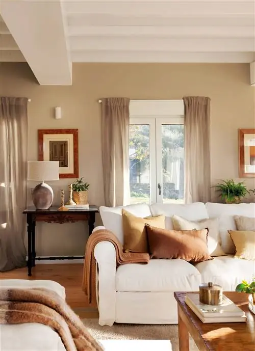 Гостиная с белым диваном и старой консолью 00537154w