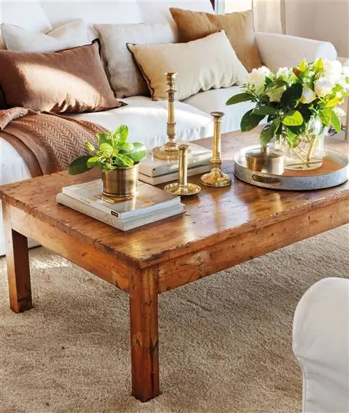 Гостиная со старым деревянным журнальным столиком w00537166