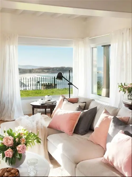 Гостиная с диваном Ikea с серо-розовыми подушками 00544810w