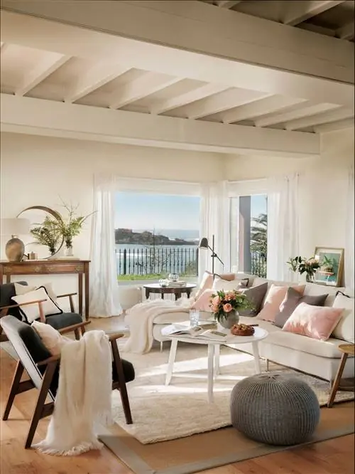 Гостиная с белым диваном и двумя креслами от Ikea 00544808w