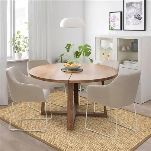 Удобные обеденные стулья.