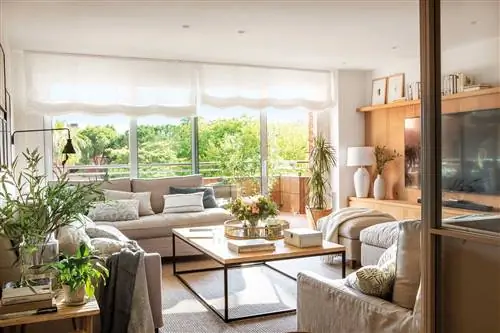 Гостиная с большим окном и угловым диваном 00530347