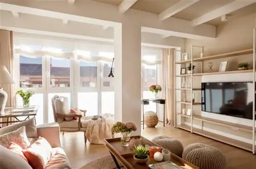 Отремонтированная плоская гостиная с большим окном