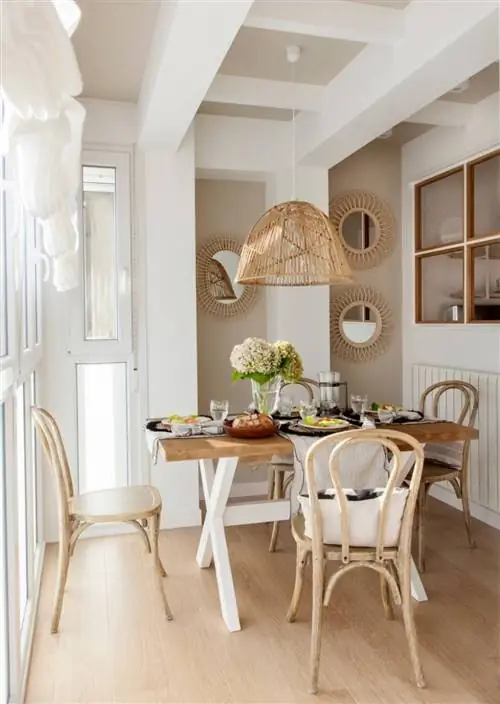 Маленькая столовая у окна