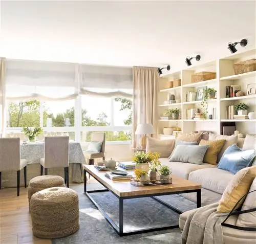 Гостиная с большим количеством света и книжным магазином за диваном 503529