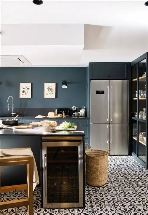 00533450 Синяя кухня с отдельно стоящим винным погребом