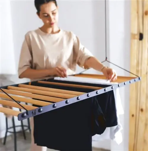 Деревянные веревки для белья на потолке и черная структура.