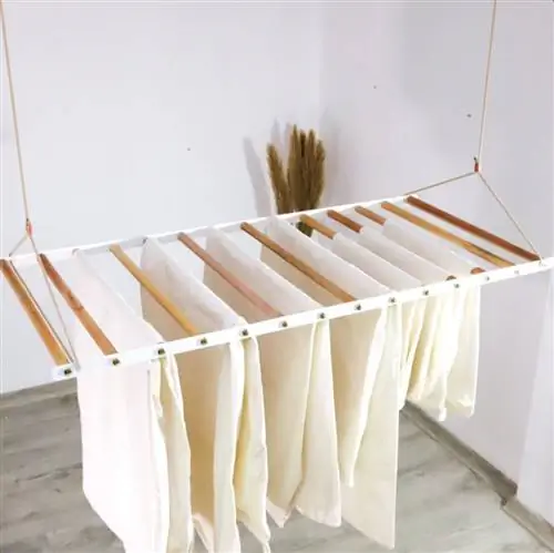 Деревянные веревки для белья на потолке и белая структура.