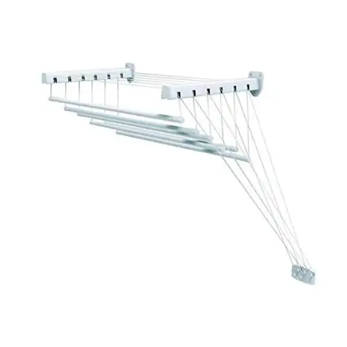 Вертикальные металлические веревки для белья.