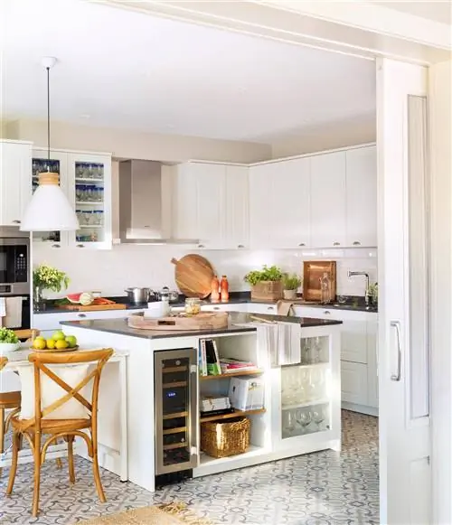 Белая кухня с узким винным погребом.